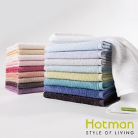 一疊疊整齊堆疊的「一秒吸水乾髮巾」，左邊一疊展示了從淺到深的粉色、橘色、棕色、灰色和紫色等暖色調，右邊一疊則呈現從淺藍到深藍、淺綠、淡紫和白色等冷色調，材質看起來蓬鬆柔軟。