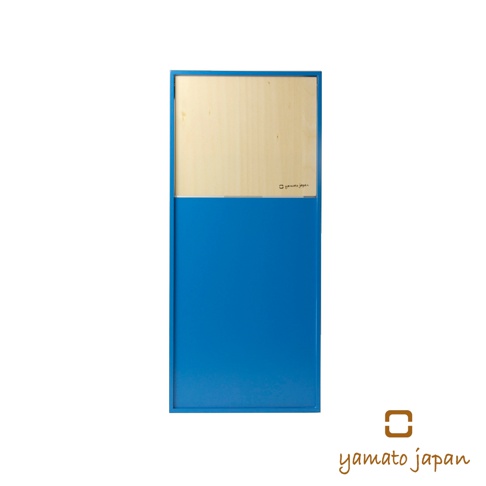 簡約藍色與原木色拼接的迷你垃圾桶，前開式設計，木質紋理清晰可見，搭配品牌logo，風格獨特。