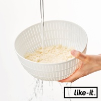 白色簡約雙層塑膠瀝水籃，盛有米粒，水從上方流入並從籃子下方瀝出，有手持著籃子。