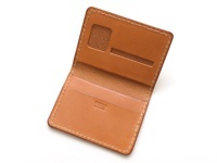 職人手作皮革雙折證件收納夾，淺棕色，展示內部結構，包含兩個卡槽和一個透明證件夾層，縫線明顯。