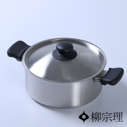 柳宗理不鏽鋼霧面雙耳鍋，圓潤的霧面金屬鍋身搭配黑色耐熱握把與圓形蓋紐，呈現簡約現代的廚具設計風格，右下方並印有柳宗理品牌標誌。