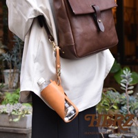 職人手作皮製Organ水壺套，附有可拆卸掛繩，可掛於皮包上。水壺套採用天然鞣製皮革，呈現溫潤的棕色調，可容納一般大小的寶特瓶。