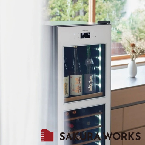 LX95 -2℃ 雙溫酒櫃，白色面板，玻璃門內有三瓶日式清酒，下方酒櫃架有數瓶紅酒，酒櫃兩側有LED照明燈。