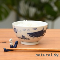 白色日式飯碗，碗身繪有藍色海洋生物圖案，包括鯨鯊、魚和海龜，碗內盛有白米飯，碗旁有一筷架和一雙木筷。