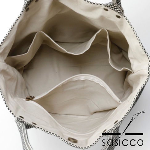 三河木綿刺子織大開口托特包內部，有三個分隔內袋和一個拉鍊內袋，內襯為米白色。