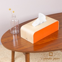 手作布藝木質面紙盒，淺木色木質外殼搭配明亮橘色布藝側邊，簡潔的弧形設計，盒內裝有白色面紙。