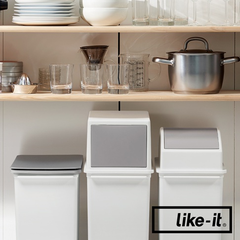 三個白色方形塑膠垃圾桶，頂部有灰色搖蓋，其中兩個垃圾桶顯示不同角度的設計。