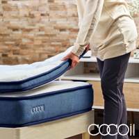 雙人床墊，上層為白色織紋，下層為藍色織紋，兩層床墊由藍色滾邊連接，床墊底部有「COCOII」品牌標誌。