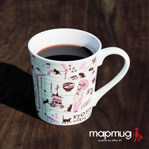 這是一個白色的陶瓷馬克杯，上面印有淺色背景的京都手繪地圖圖案，包含粉色和深棕色線條、散步的貓咪、日本傳統建築、日式美食和一位撐傘的藝妓。
