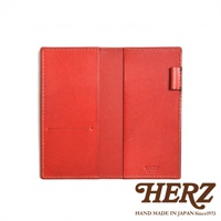 紅色皮革製成的輕便記事本書套，內有兩個卡槽，外側有皮革固定帶，邊緣縫線整齊，左下方印有「HERZ」品牌標誌。