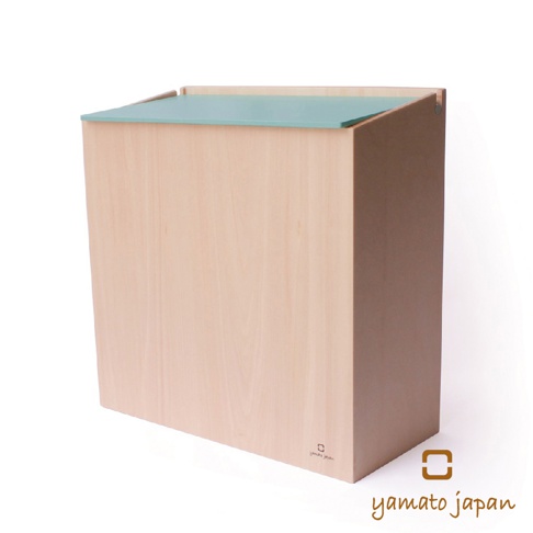 淡木紋材質的 SLIM DUST 掀蓋式垃圾桶，容量 8L，頂部掀蓋為淺綠色，整體設計簡約，適合居家或辦公室使用。