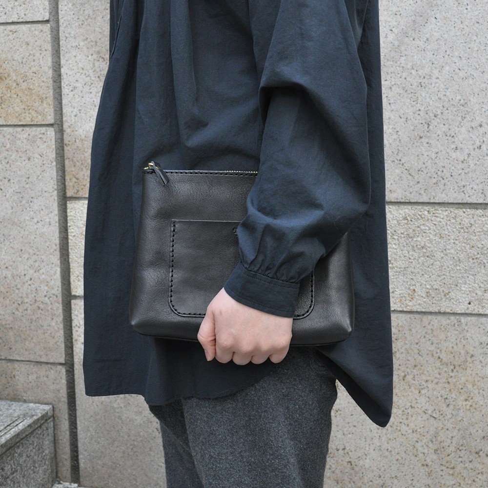 職人手作皮革小物收納包 KF-114 L，黑色皮革材質，方形設計，正面有一個縫線裝飾的外袋，頂部有拉鍊開合。