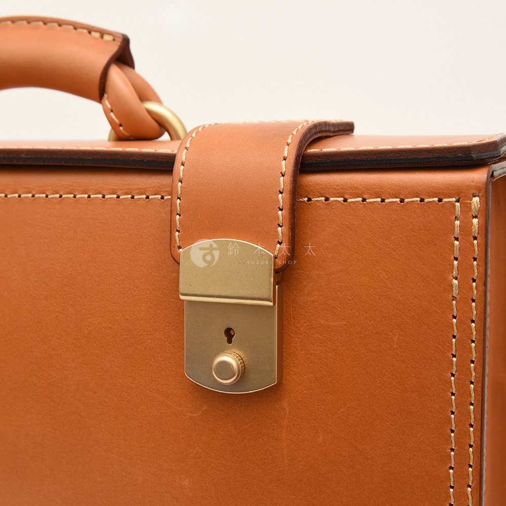 職人手作皮革機師箱 BC-31，展示箱蓋與鎖扣細節，箱體採用經典棕色皮革，搭配金屬鎖扣與提把，車縫線清晰，質感良好。