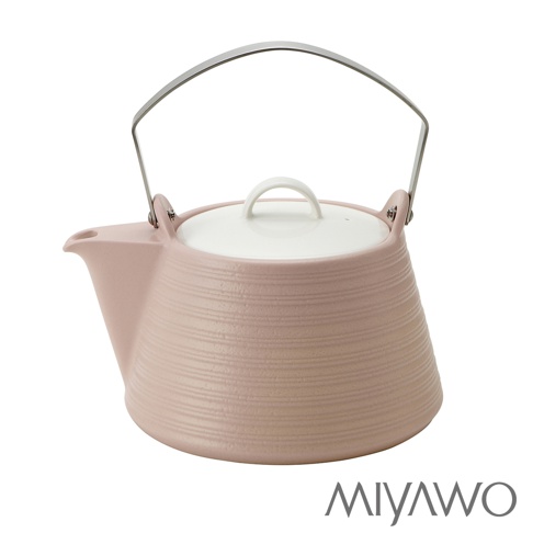 粉紅色陶土茶壺，容量2公升，帶有白色壺蓋和金屬提把，壺身表面有橫向紋路。