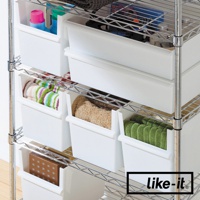 白色可堆疊窄型整理收納盒，有不同尺寸，部分收納盒內裝有毛巾、清潔劑瓶和紙盒。