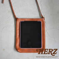 職人手作皮革Organ肩背小方包，棕色皮革，可放入平板電腦，肩帶為細長皮革製成。