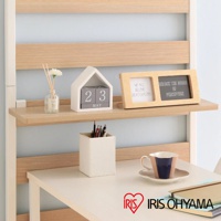 頂天立地收納掛架，木質層架上擺放著一座白色小屋造型的日期顯示器（顯示5月23日）、一個雙格木製相框，以及一瓶擴香。下方桌面上有一個白色皮革筆筒，內含多支筆，以及一個帶有藍色與粉色條紋的咖啡杯及杯碟。