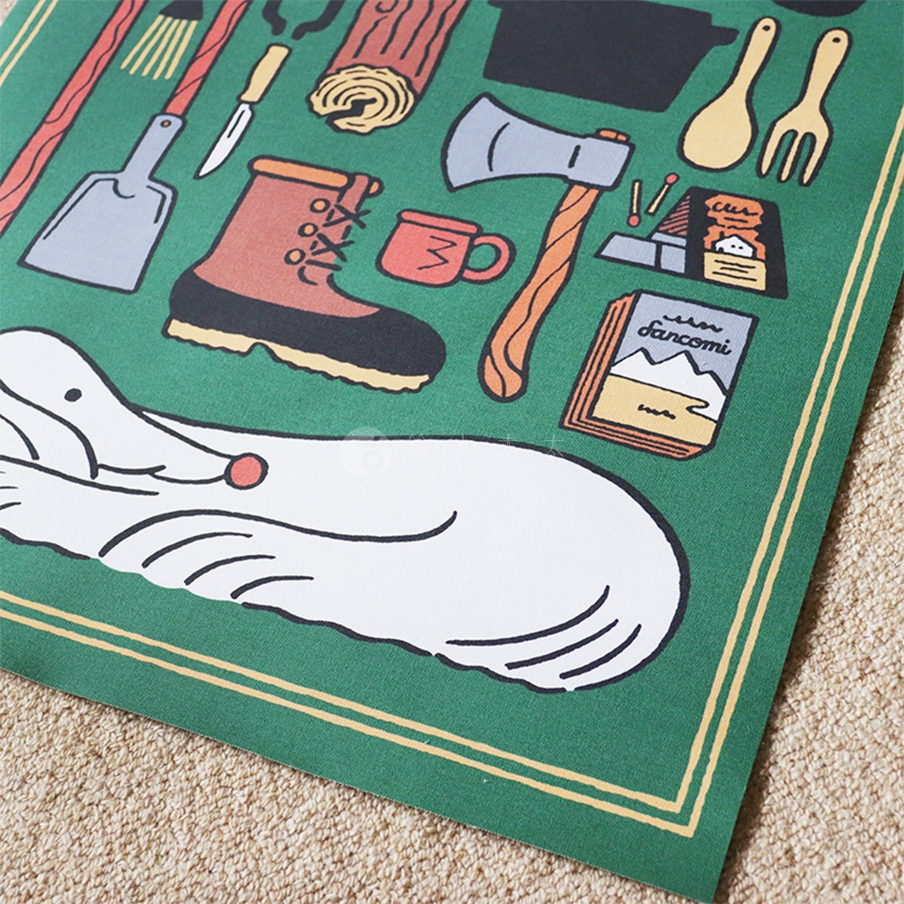 無框帆布藝術海報，以綠色為底，繪有露營相關的插畫，包含紅色靴子、斧頭、木柴、鍋子、湯匙、叉子、鏟子、刀子、火柴盒、書籍，以及一隻白色動物的剪影。