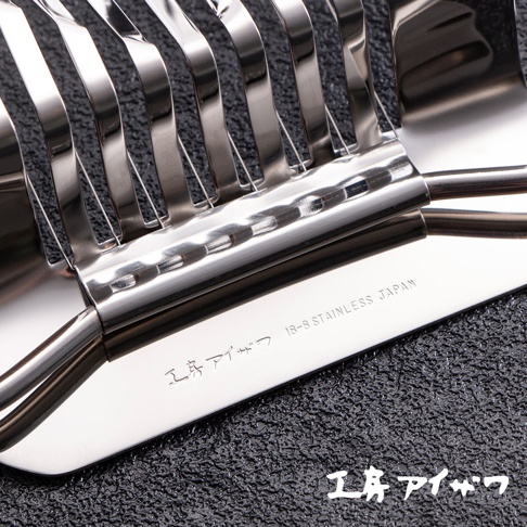 多片不鏽鋼切片整齊排列，構成一把切蛋器，材質為18-8不鏽鋼，表面光滑，帶有日文和英文製造標記。