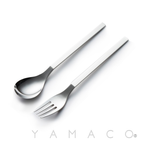 一套不鏽鋼叉匙，湯匙和叉子並排擺放，皆為銀色金屬材質，線條簡潔。