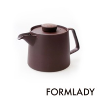 日製萬古燒紫砂煎茶/咖啡壺，容量1.1L，壺身呈深棕色，搭配木質壺蓋與提把，造型簡潔。