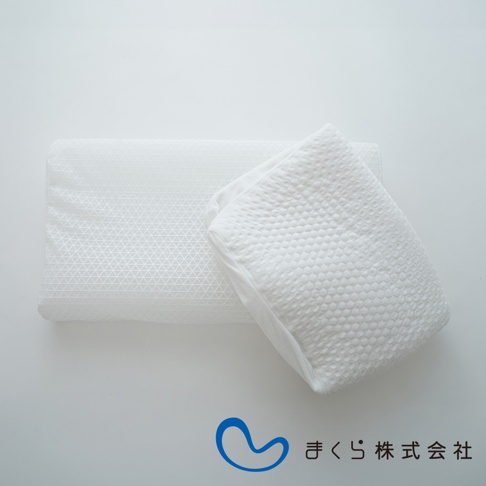 兩個白色枕頭，一個枕頭套有細小的網格紋路，另一個枕頭套有蜂窩狀紋理。