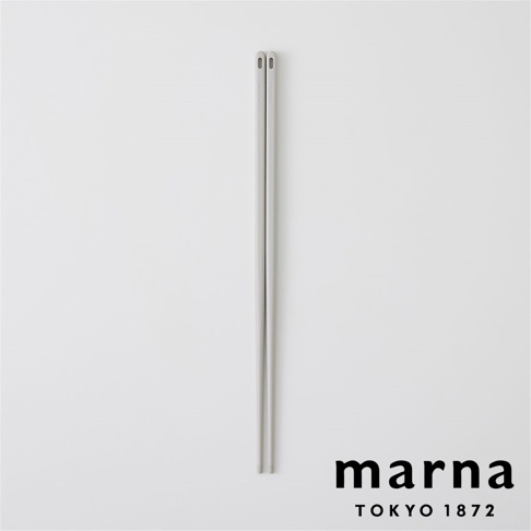 marna TOKYO 1872 標誌旁的灰色矽膠長筷