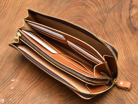 職人手作皮革Organ雙拉鍊L型長夾，淺棕色皮革，內有多個卡槽與夾層，搭配金色拉鍊與皮革拉環，展現精緻工藝。