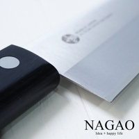 燕三條 VG-10 不鏽鋼三德刀，刀柄為黑色，刀刃為銀色不鏽鋼材質，刀身上印有品牌標誌和文字。