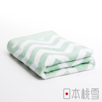 一條對折的今治北歐風格浴巾，採用淺綠色與白色相間的鋸齒形圖案，材質看起來柔軟。