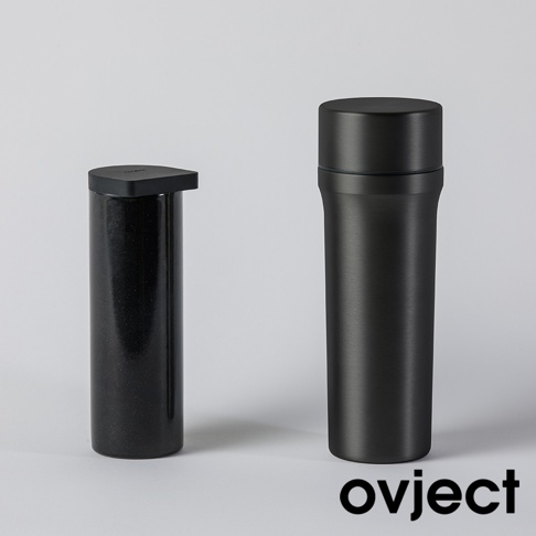 兩個黑色三用保溫瓶，左側為霧面帶有細小顆粒紋理，右側為拉絲金屬材質，頂部均有黑色瓶蓋。