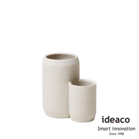 一對米白色砂岩材質的廚具收納筒，一個較高，一個較低，呈現簡約的圓柱形設計。