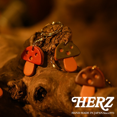 職人手作皮革香菇造型鑰匙圈，呈現紅、綠、棕等色彩，搭配金屬鑰匙圈，造型可愛，適合裝飾。