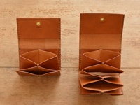 兩件式的職人手作皮革Organ證件分類收納夾，皆為寬版設計，採用棕褐色皮革材質，附有金屬釦與燙金Logo，內部分層明顯，可見其精緻的車縫線及皮革的自然紋理。