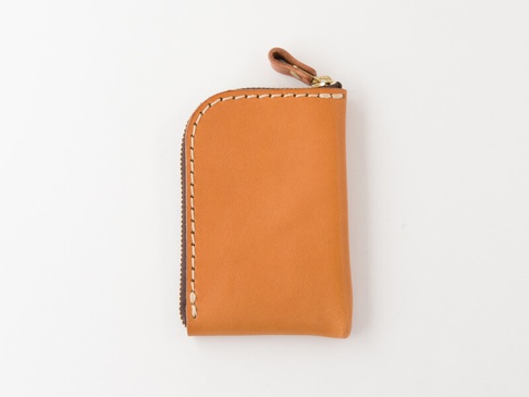 職人手作皮革迷你錢包，採用棕褐色皮革製作，配有咖啡色車縫線和金色拉鍊頭。錢包設計簡潔，邊緣圓潤，適合收納小物。