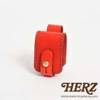 紅色皮革製作的原子釦型腰間小物收納包，採用手工縫線，附有可掛於腰間的皮革環。