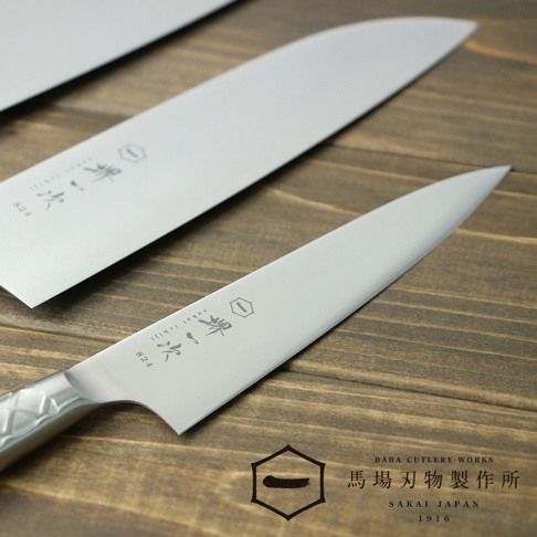 [堺一次] 不鏽鋼水果刀，刀刃呈銀色金屬光澤，手柄帶有格紋紋路，刀身上印有品牌標誌及文字。