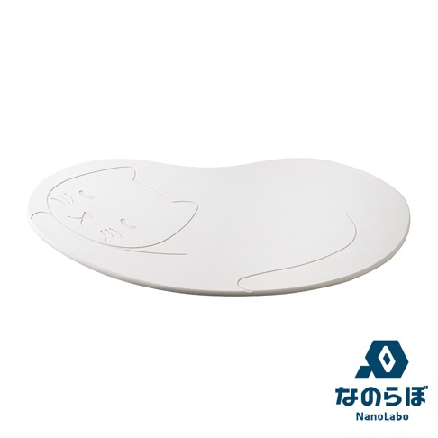 一張白色珪藻土地墊，表面壓印著可愛的貓咪輪廓，貓咪呈現側臥姿態，表情溫和。