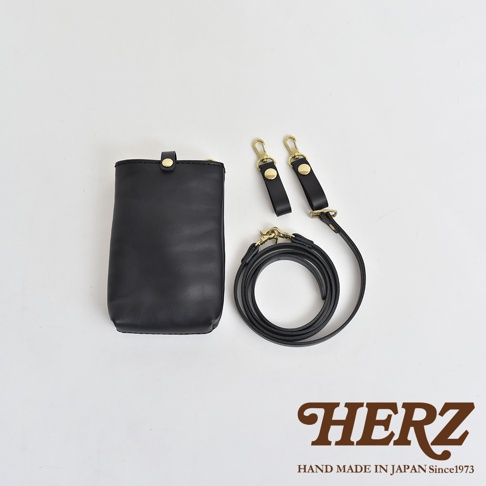 黑色皮革手機包，附有可拆卸、可調節的肩帶和金屬扣環，以及兩個皮革掛繩。