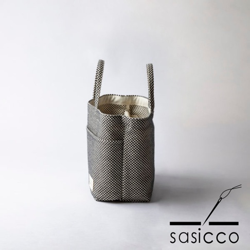 黑白格紋三河木綿刺子織多口袋托特包，配有兩條提把，側面有外袋，內部為米白色布料。