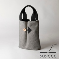 三河木綿刺子織直式收納托特包，以黑白格紋布料製成，配有黑色提把、木製鈕扣及三角形黑色布飾。