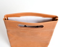 職人手作皮革直式收納袋中袋，淺棕色，帶有白色縫線，兩側有橢圓形提把。