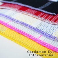 五條疊放的壓克力纖維無痕清潔巾，顏色由下往上分別為黃色、粉色、白色、紅色及黑色，皆帶有細緻的格紋織法與包邊縫線。