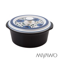 黑色陶土湯鍋，鍋蓋中央有藍色花卉與綠色葉片圖案，鍋蓋邊緣為藍色與白色條紋，鍋身兩側有黑色把手。