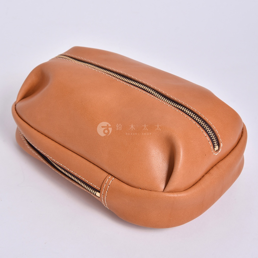 日本HERZ品牌，職人手作皮革立體運動斜背包 F-9，採用Stare牛皮革製作，柔軟親膚，立體前口袋設計，主收納雙拉鍊開口，尺寸寬19x高28x厚度5cm。