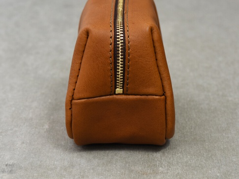 職人手作皮革Organ拉鍊收納包，M號，經典棕色，設有金色拉鍊，皮革材質，邊緣縫線清晰。