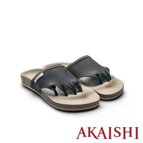 一雙炭灰色五指訓練美腿拖鞋，鞋面為織物材質，鞋底為淺棕色，搭配淺藍色鞋帶，鞋側有白色品牌標誌。