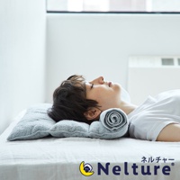 淺灰色毛巾材質的Nelture捲捲快眠枕，中間有滾筒狀的毛巾設計，支撐著一位躺臥者的頭部，營造舒適的睡眠氛圍。