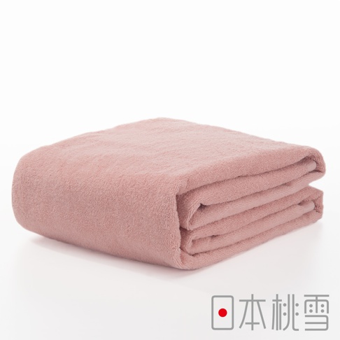 粉紅色超大浴巾，材質柔軟，觸感細緻，折疊整齊，呈現蓬鬆感，適合沐浴後使用。