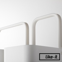like-it 品牌標誌，兩個白色塑膠收納盒的局部特寫，盒身上方有彎曲的白色提把。